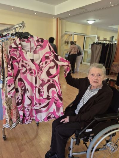 Chick in Strick Kleidungsverkauf – Bild 3